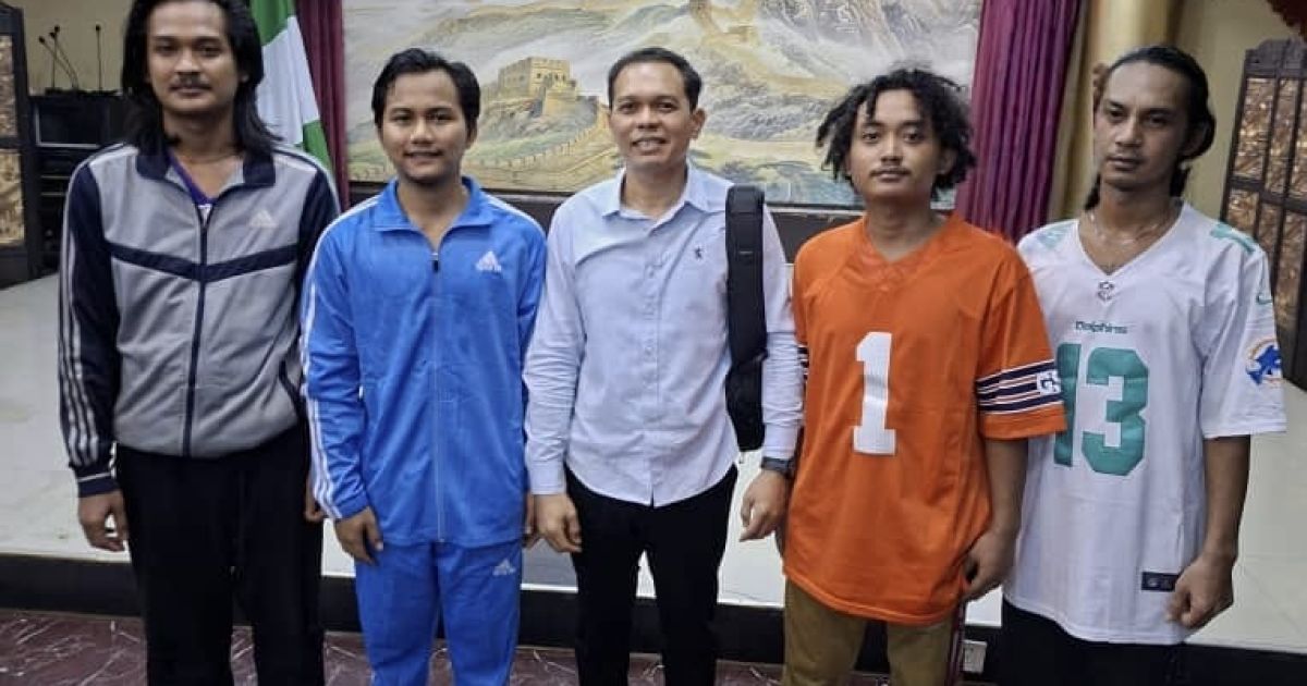 Indonesia's Defense Attache in Abuja Col. Aslam Setiawan (c) with four Indonesian nationals whom were released by pirates after 11 January abduction in Gabon's waters (Photo/TNI)