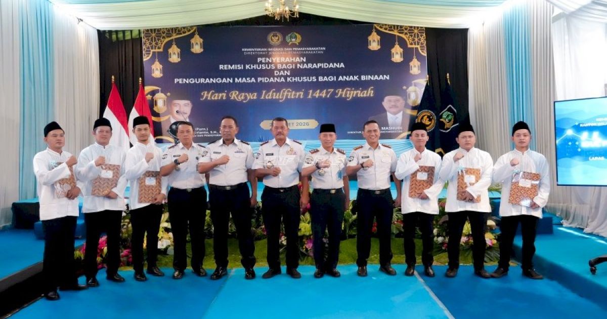 Director General of Indonesia's Penitentiary Directorate General Mashudi (center) delivers sentence cut certificates to inmates at Gunung Sindur Prison in Bogor on Saturday, 21 March 2026 (Photo/Penitentiary Directorate General)