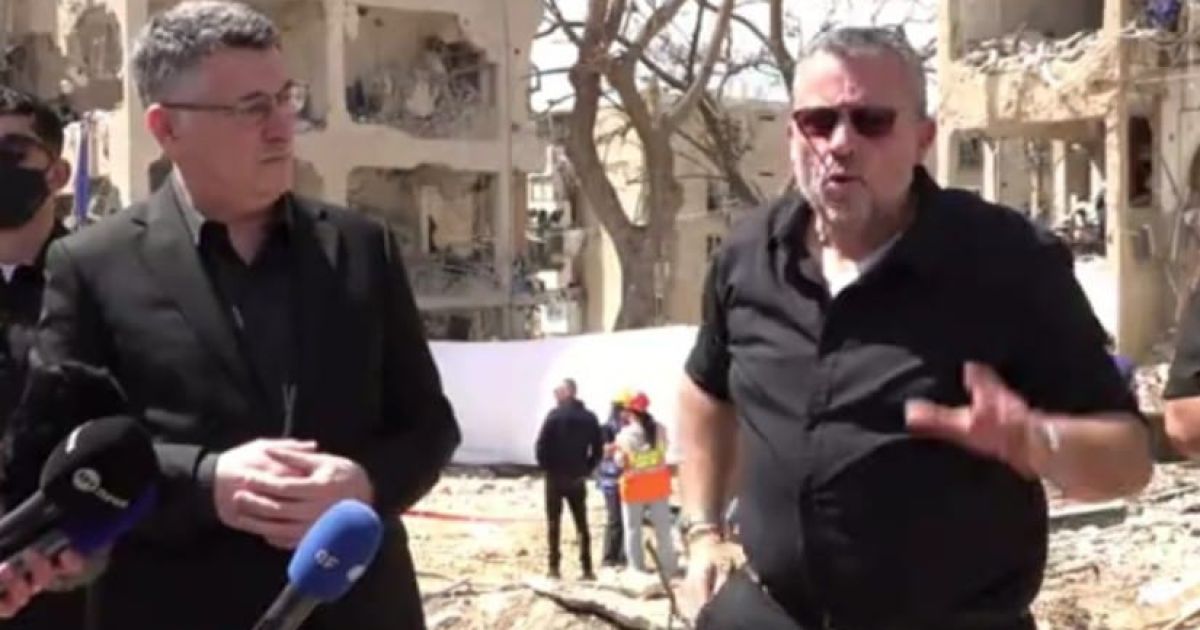 Israeli Foreign Minister Gideon Sa'ar (left) and Arad Mayor Yair Ma'ayan on Sunday, 22 March at the damage scene caused by Iran's missile strike on Saturday evening (Photo/captured from Israeli Foreign Ministry's live video)