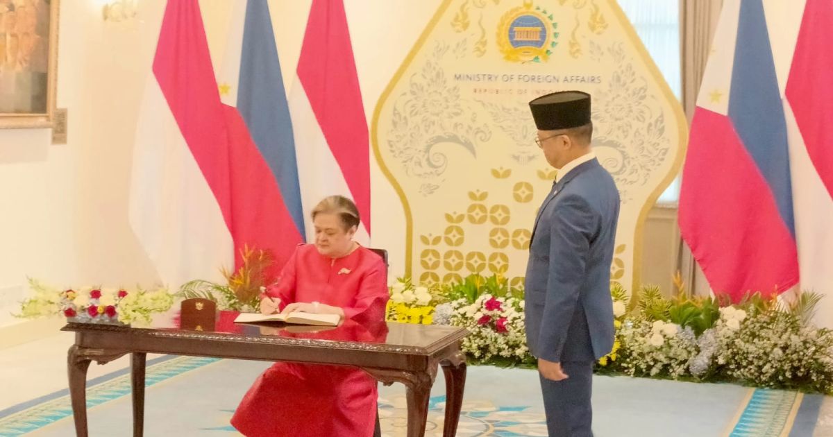 Philippine Foreign Minister Theresa P. Lazaro is signing guest book witnessed by Indonesian Foreign Minister Sugiono at Indonesian Foreign Ministry in Jakarta on Thursday, 23 April 2026 (Photo/asigaglobe/Nathalia)