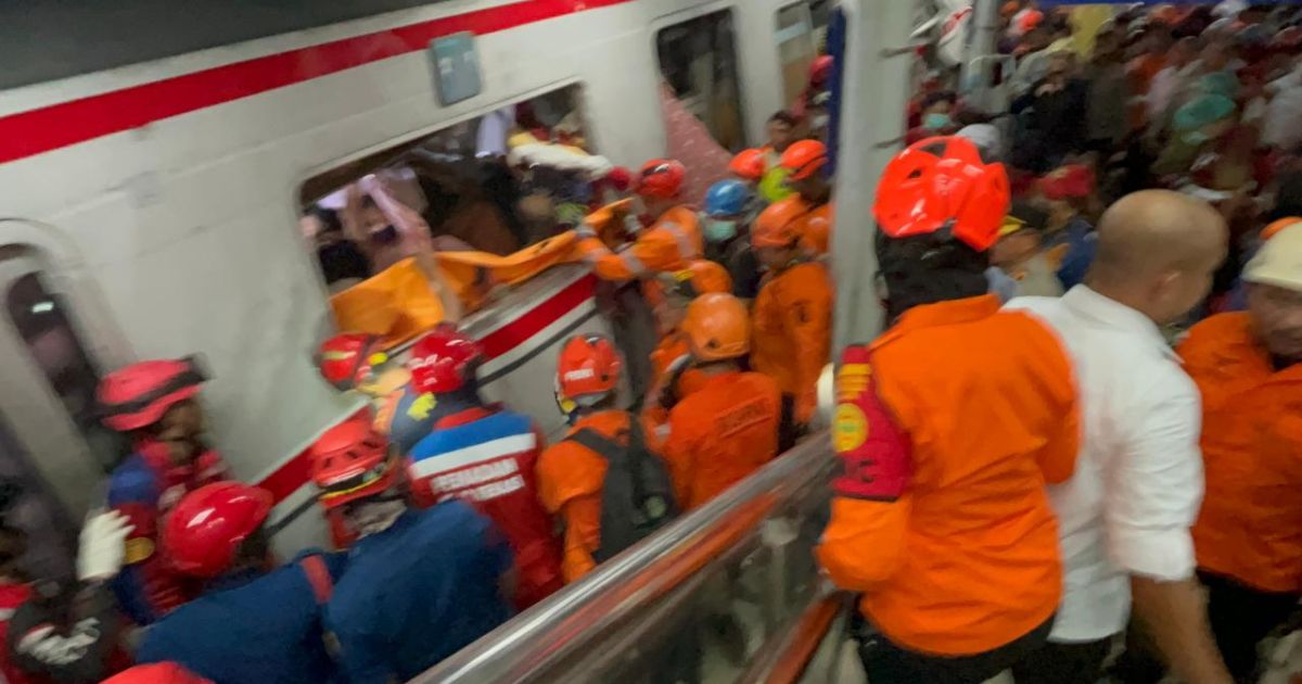 SAR team have been trying to evacuate passengers from commuter line compartments after accident between a commuter line train and KA Argo Bromo on Monday, 27 April 2026 near Jakarta (Photo/Basarnas)