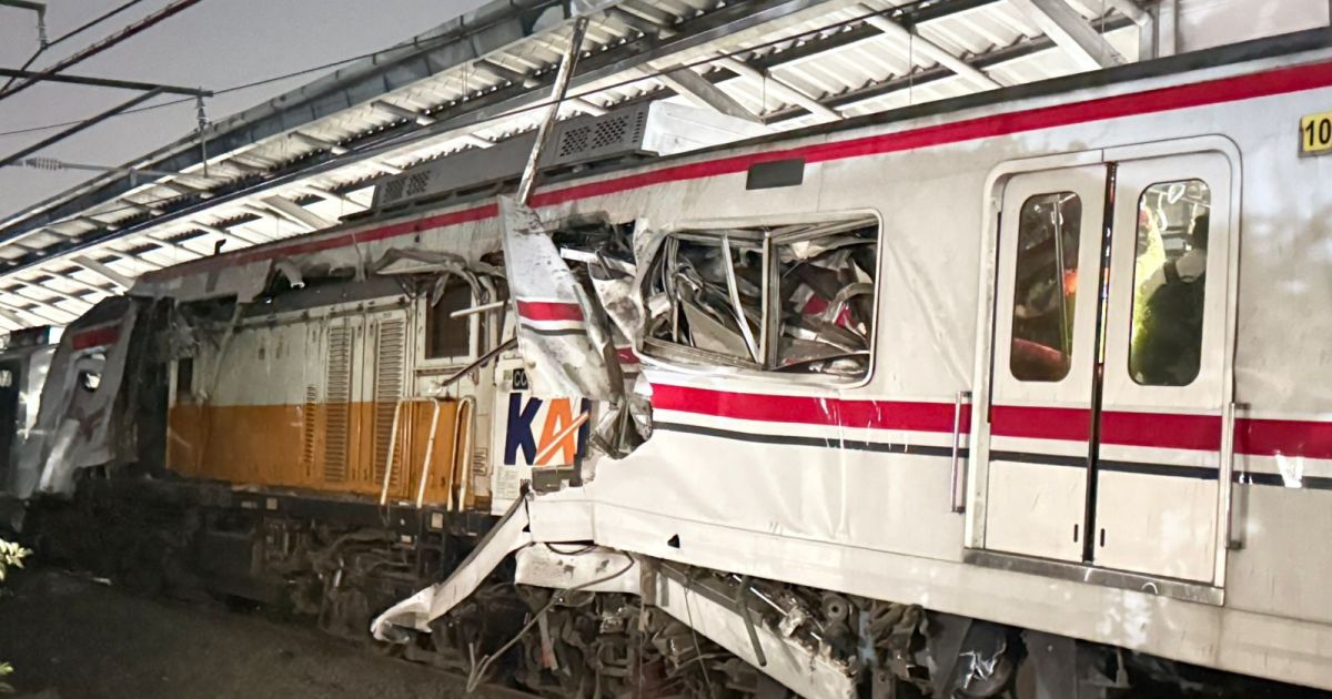 A side view of damaged commuter train due to crash with KA Argo Bromo at East Bekasi Station on Monday, 27 April 2026 evening (Photo/KAI)