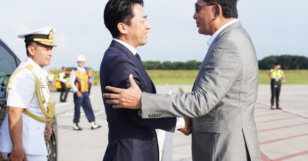 Japanese Defense Minister Shinjiro Koizumi (left) is greeted by Indonesian Defense Minister Sjafrie Sjamsoeddin when arrived in Jakarta on Sunday , 3 May 2026 (Photo/Indonesian Defense Ministry)