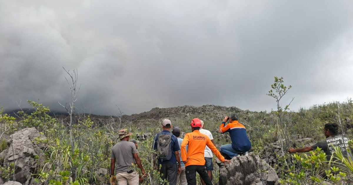 Rescuers are waiting for the thick ashes, contained of volcanic materials reduce before continue search and rescue operation on the slope of Mount Dukono in Indonesia's North Halmahera on Friday, 8 May 2026 (Photo/Ternate SAR Office)