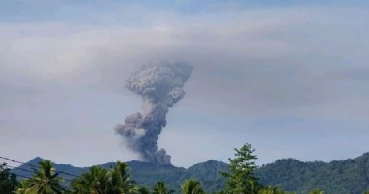Mt. Dukono is releasing  volcanic material about 3,000 meter high above the crater on Saturday, 9 May 2026 while search and rescue operation to find three missing climbers ongoing (Photo/BPBD North Halmahera)