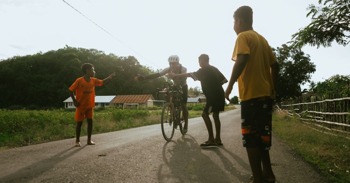 Juney Hanafi Cetak Sejarah di Lintang Flores 2026, Indonesia Kuasai Podium Ultra Cycling Internasional