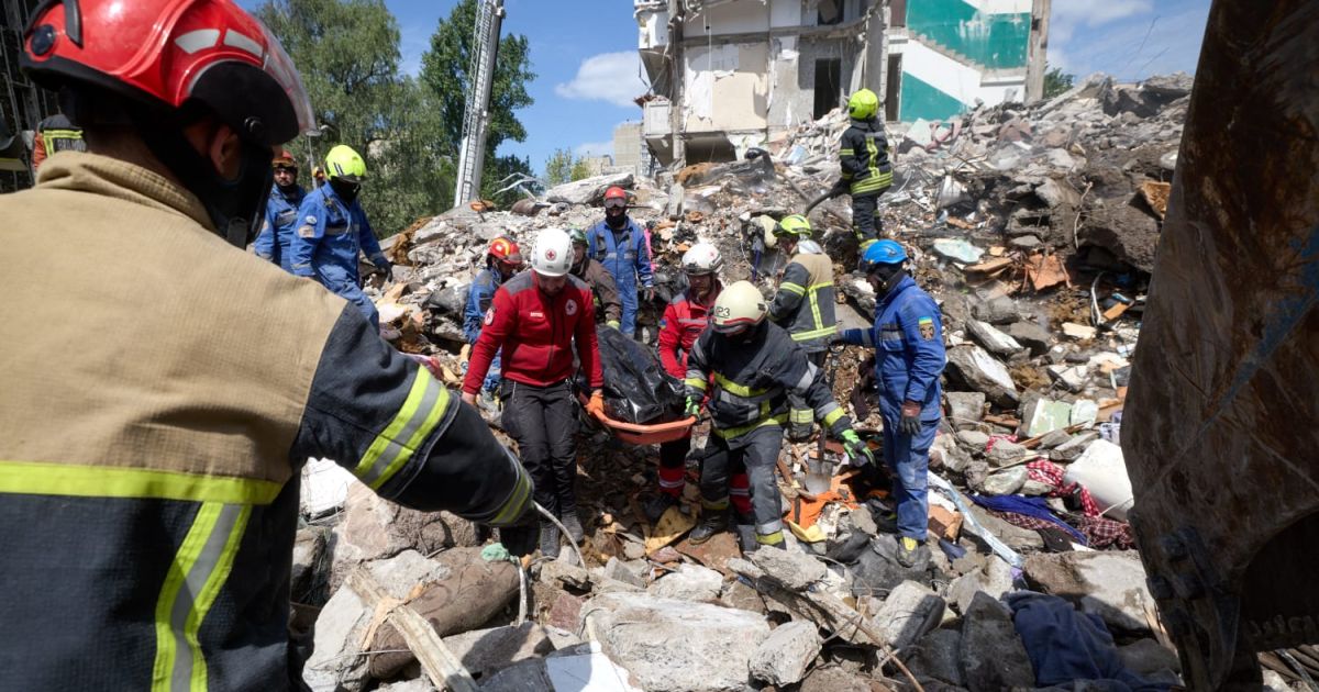 Rescuers are carrying a victim found under the ruble of a residential building that was attacked by Russia's airstrike from Wednesday evening in Kyiv, Ukraine (Photo/X/President Zelensky)