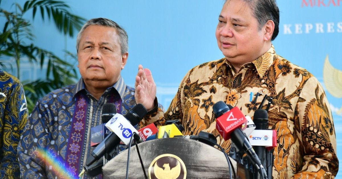 Indonesian Coordinating Minister for Eocnomic Affairs (right) is speaking to journalists after meeting President Prabowo Subianto in Jakarta on Thursday, 21 May 2026 (Photo/Presidential Secretariat)