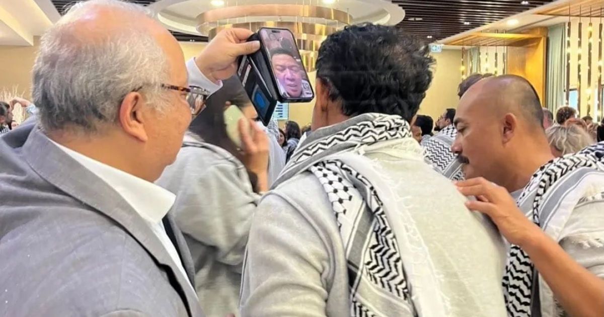 Indonesian Consulate General in Istanbul Darianto Harsono when welcoming nine Indonesians coming from Israel in an airport in Istanbul, Turkiye on 21 May 2026 (Photo/captured from Indonesian Foreign Ministry's video)