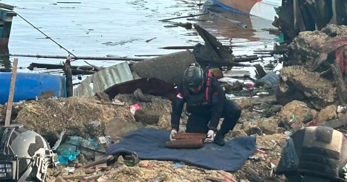 A member of Anti-bomb squad team is placing some items that look like mortars or bombs near explosion location in Biak, Indonesia's Papua on Sunday, 31 May 2026 (Photo/Papua Police)