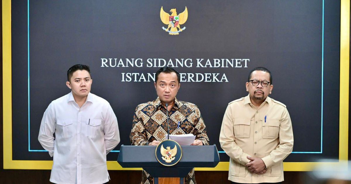 Indonesia's State Secretary Prasetyo Hadi (center) is announcing reshuffle of the BGN officials on Tuesday, 2 June 2026 as it's decided by President Prabowo Subianto (Photo/Presidentail Secretariat)