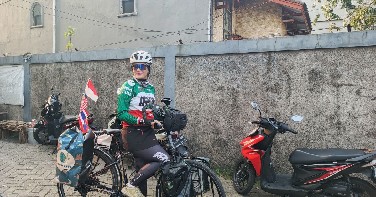 Bersepeda Dari Iran Keliling Asia, Arezoo Bawa Pesan Damai Dan Mengajak Pola 'Slow Life' Ar