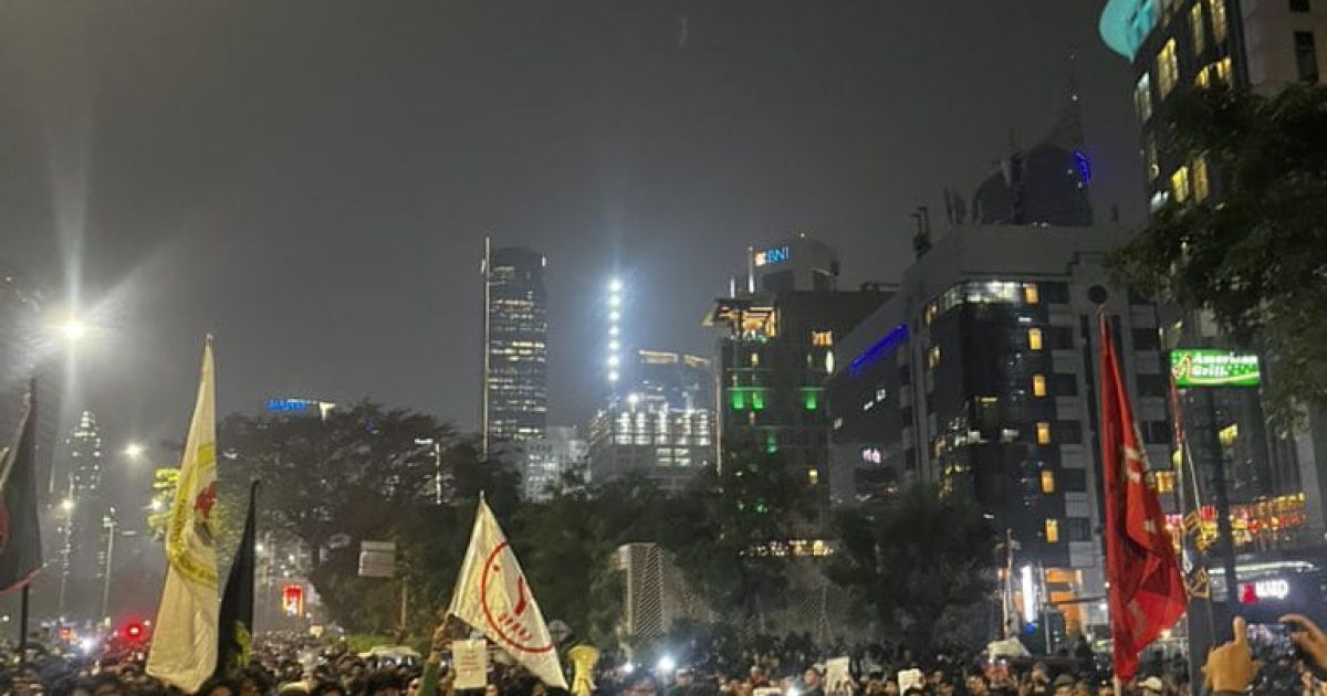 University students and civil society organizations from Greater Jakarta rally on Friday, 12 June 2026 calling President Prabowo's spending priorities ended (Photo/X/Semar UI)