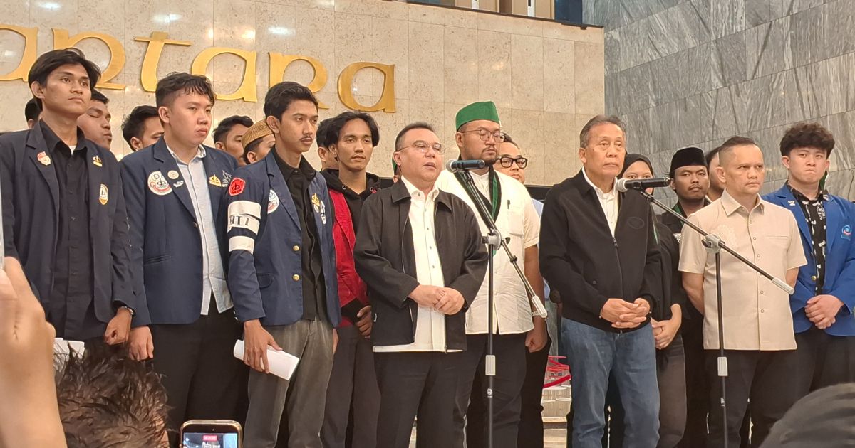 Deputy Speaker of Indonesia’s House of Representatives Sufmi Dasco Ahmad speaks during a meeting with student representatives in Jakarta as the legislator receives and reviews their demands on Friday, 19 June 2026 (Photo/ Asiaglobe/Khalied Malvino)