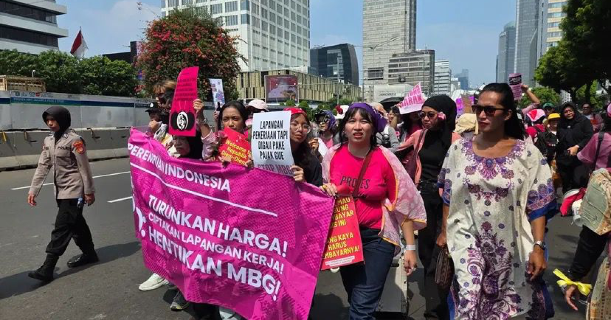 Women rally in Jakarta on Thursday, 18 June 2026 calling the government to reduce basic needs prices, stop the MBG program and creating jobs (Photo/X/Lambe Saham)