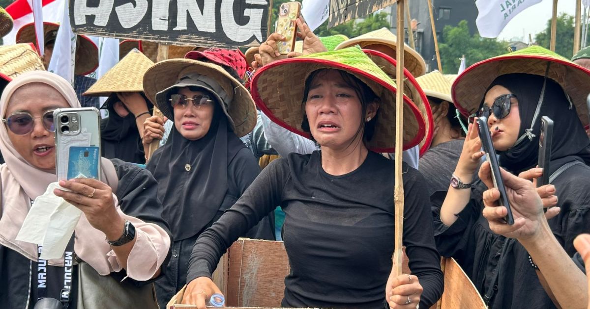 Students and farmers gather outside Indonesia’s Parliament building in Jakarta on Monday, 22 June 2026, calling for agrarian reform and land policy changes (Photo/asiaglobe/Khalid Malvino)