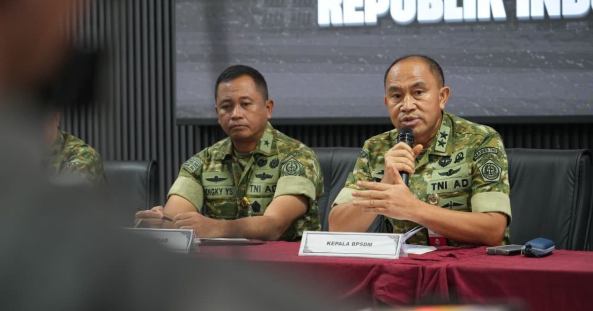 Indonesian Defence Ministry's Human Resources Development Agency Major General Ketut Gede Wetan Pastia (left) when speaking at the press conference on Saturday, 27 June 2026 on the casualties from the SPPI program (Photo/Defense Ministry)