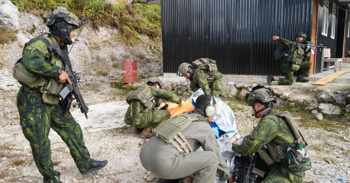 Personnel from TNI's Habema Joint Operations Command evacuate the body of Captain Nick Gosselin in Yakuhimo, Papua Highland on Friday, 3 July 2026 (Photo/the Habema Joint Operations Command)