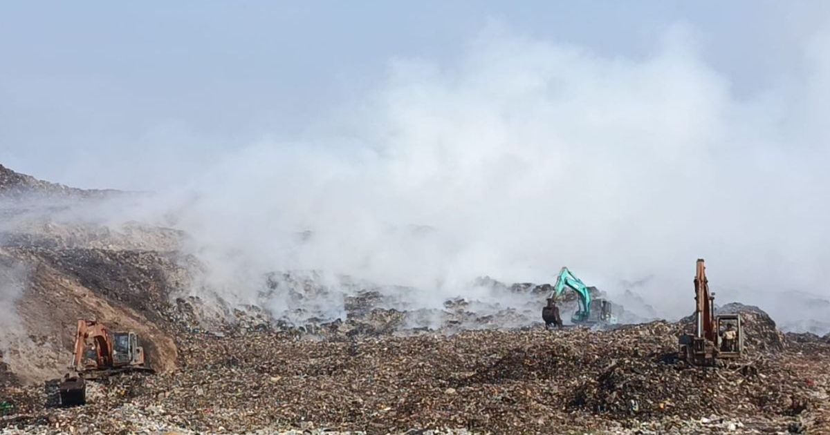 Smoke billows from the Jatiwaringin landfill in Tangerang as firefighters battle a prolonged blaze and prepare artificial rain operations. (Photo/Antara)