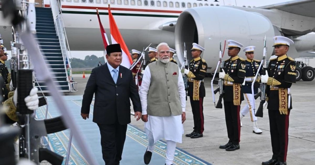 Indonesian President Prabowo Subianto (left) walk together with India Prim Minister Narendra Modi upon his arrival in Jakarta on Monday, 6 July 2026 (Photo/Presidential Secretariat)