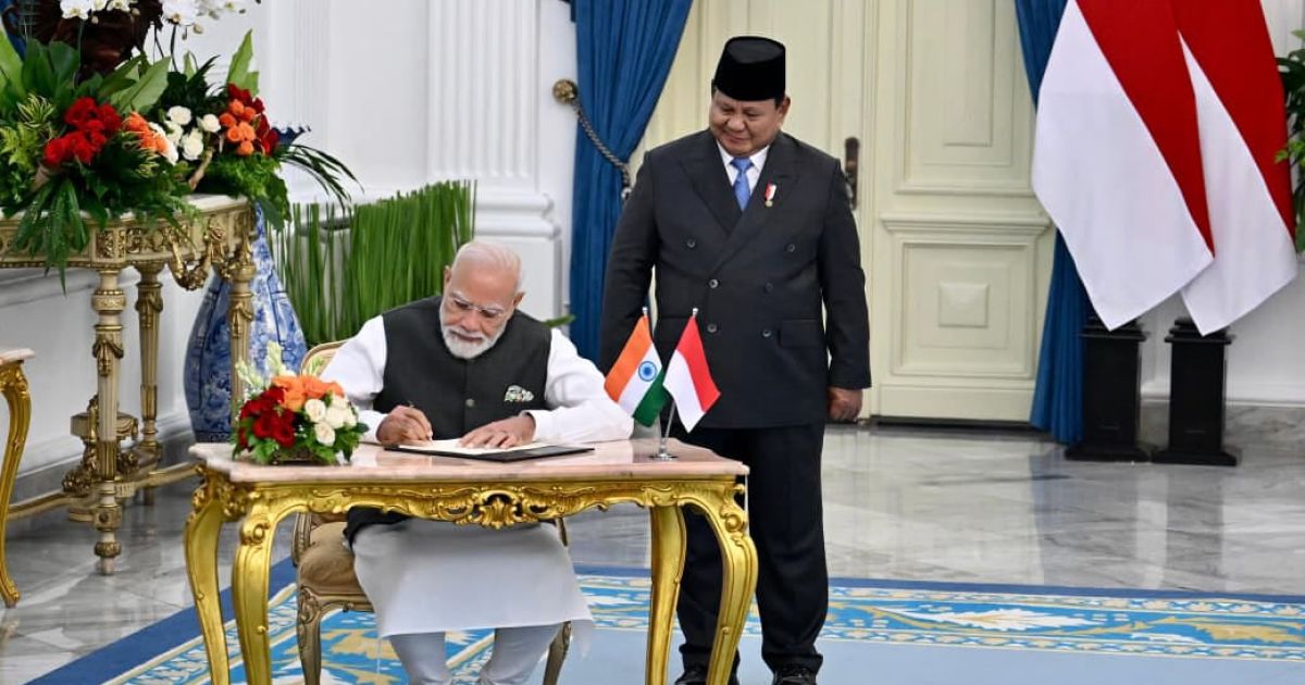India's PM Narendra Modi signs a guest book, witnessed by Indonesian President Prabowo Subianto, at Merdeka Palace, Jakarta on Tuesday, 7 July 2026 (Foto/Presidential Secretariat)