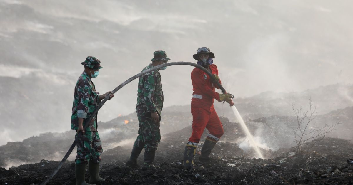 Joint efforts conducted by fire fighters, military personnel to stamp out fire at Jatiwaringin Landfill in Tangerang Regency in Indonesia's Banten Province on Monday, 6 July 2026 (Photo/BNPB)