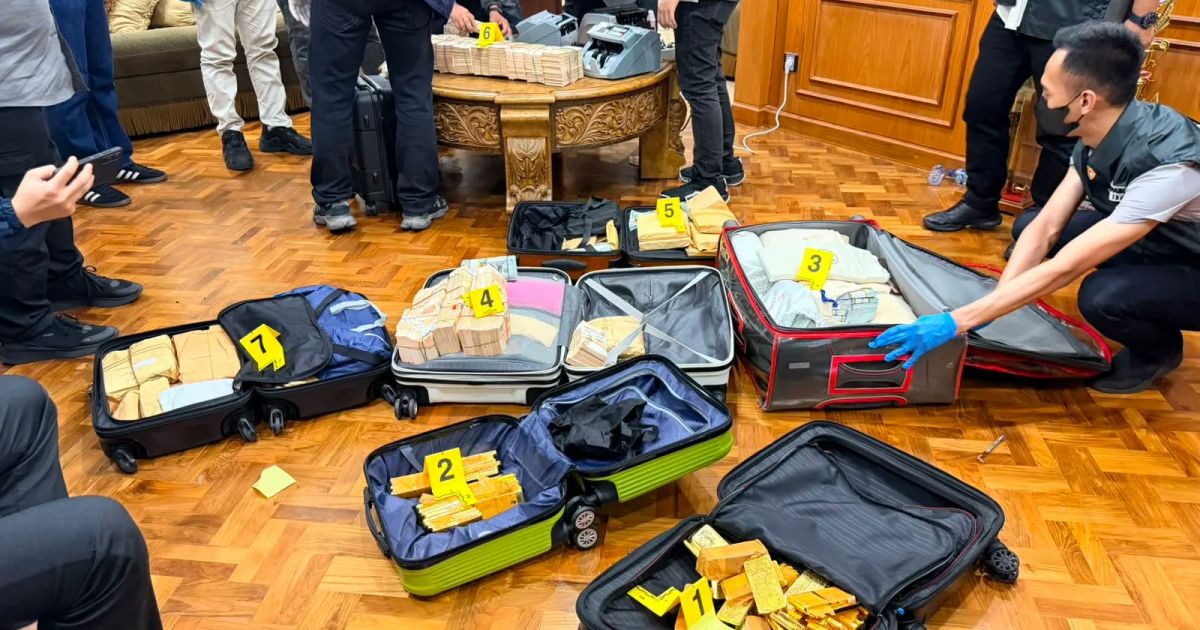 The discovery of money and gold bars in a suitcase at a cafe in South Jakarta (Photo/Indonesian National Police)