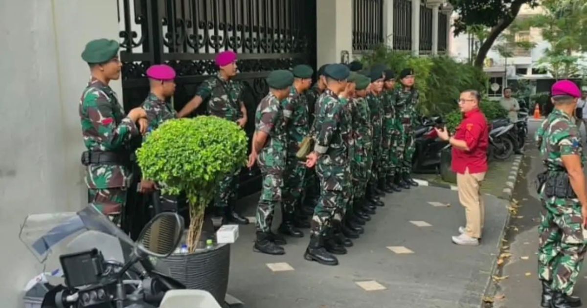 Soldiers are on guard in front of official residence of Deputy Attorney General for Special Crimes Febrie's house on 9 July 2026 (Photo/X)
