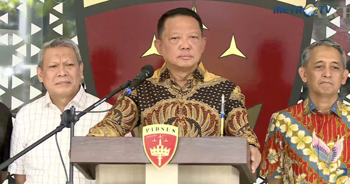 (Indonesia's Deputy Attorney General for Special Crimes Febrie Ardiansyah (front center) speaks to journalists on Friday, 10 July 2026 at the Attorney General Office (AGO), Jakarta (Photo/X/Lambe Saham)
