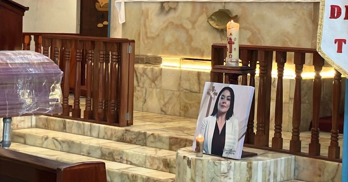 Coffin of Mexican Journalist Roxana Guzman Ramirez is placed in a church in Veracruz for friends and family to pay their last respect (Photo/X)