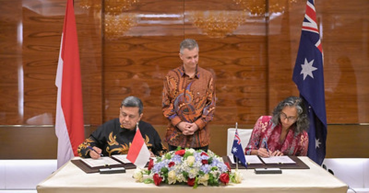 Head of Indonesia's BPJPH Dr. Ahmad Haikal Hasan (left) and Australian Embassy in Indonesia's Charge d'Affaires Gita Klamath (right) sign MoU on halal products assurance in Jakarta on Monday, 13 July 2026, witnessed by Assistant Minister for Foreign Affairs and Trade Hon Matt Thistlethwaite MP (center) in Jakarta (Photo/Australian Embassy Jakarta)