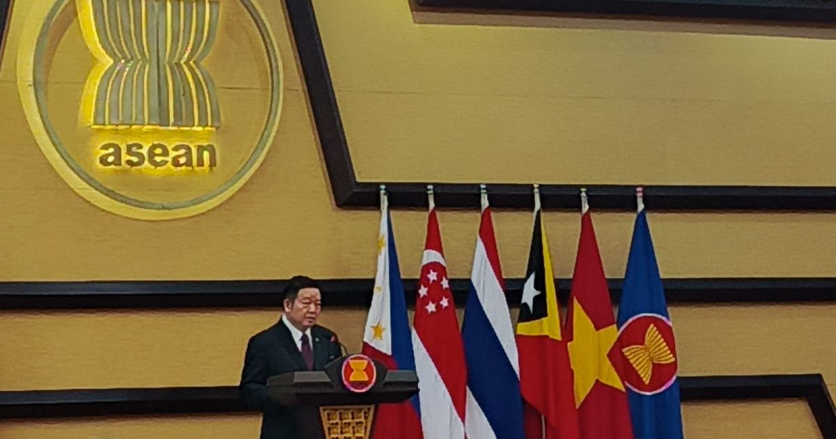 ASEAN Secretary General Dr Kao Kim Hour brief foreign representatives to ASEAN at the ASEAN Secretariat in Jakarta on Monday, 11 May 2026 about the 48th ASEAN Summit and related meetings in Philippines (Photo/Asia Globe/Telly Nathalia)