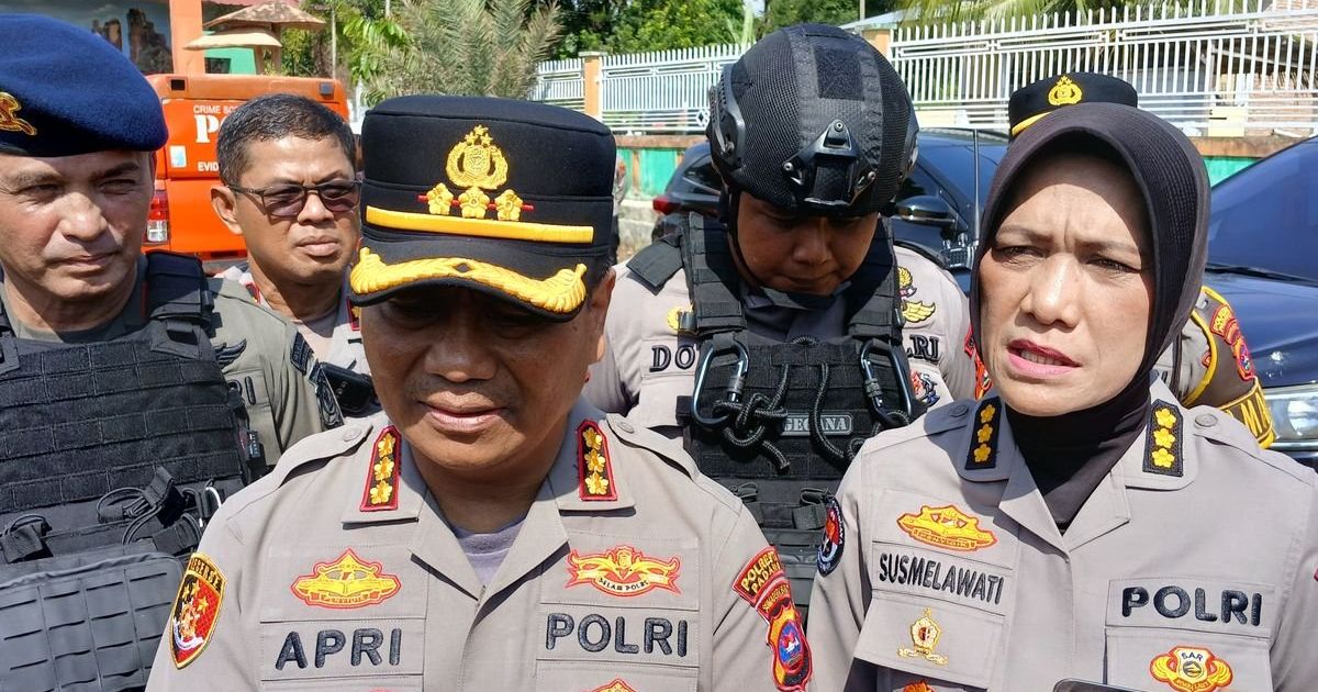 Padang Police Chief Senior Commissioner Apri WIbowo (left) and Spokesperson Senior Commissioner Susmelawati Rosya talk to journalists on Tuesday, 14 July 2026 on the blast at the MAN 3 Padang (Photo/X/LambeSahamjja)