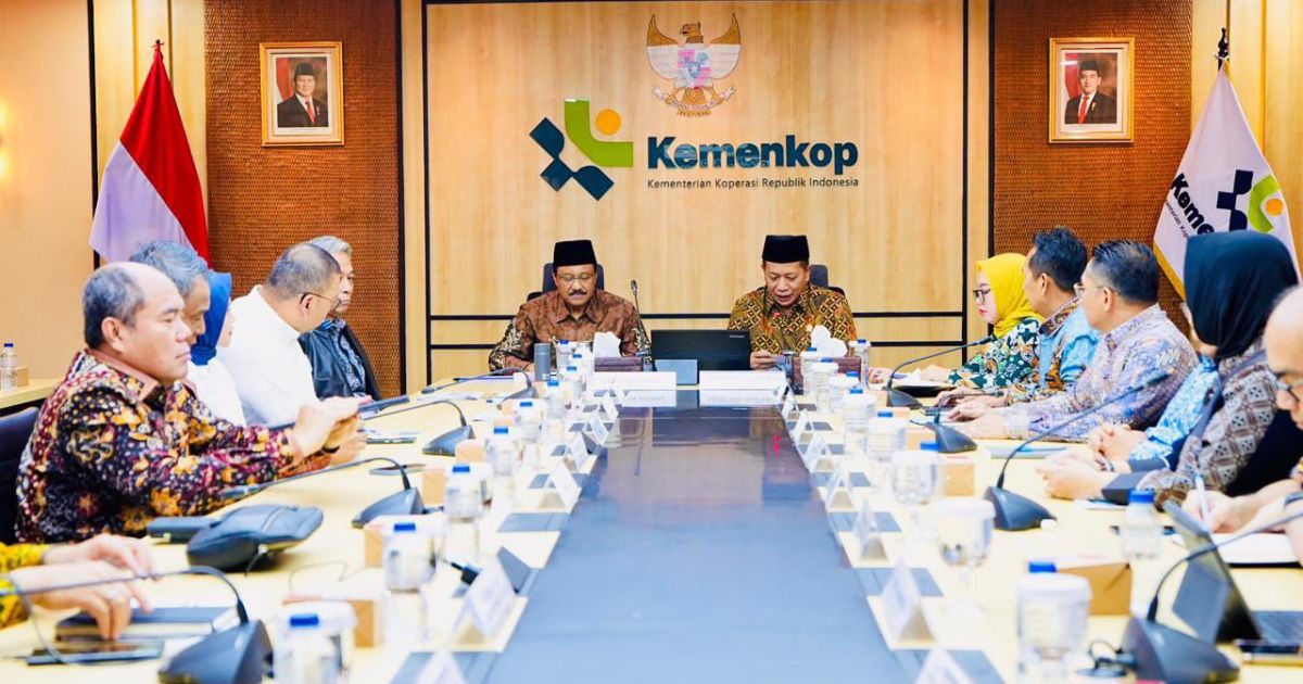 Indonesian Social Affairs Minister Saifullah Yusuf (left at the back) and Cooperatives Minister Ferry Juliantono (right at the back) co-chair a coordinating meeting on plans to distribute social aid through cooperatives in January (Photo/File/Scoial Affairs Ministry)