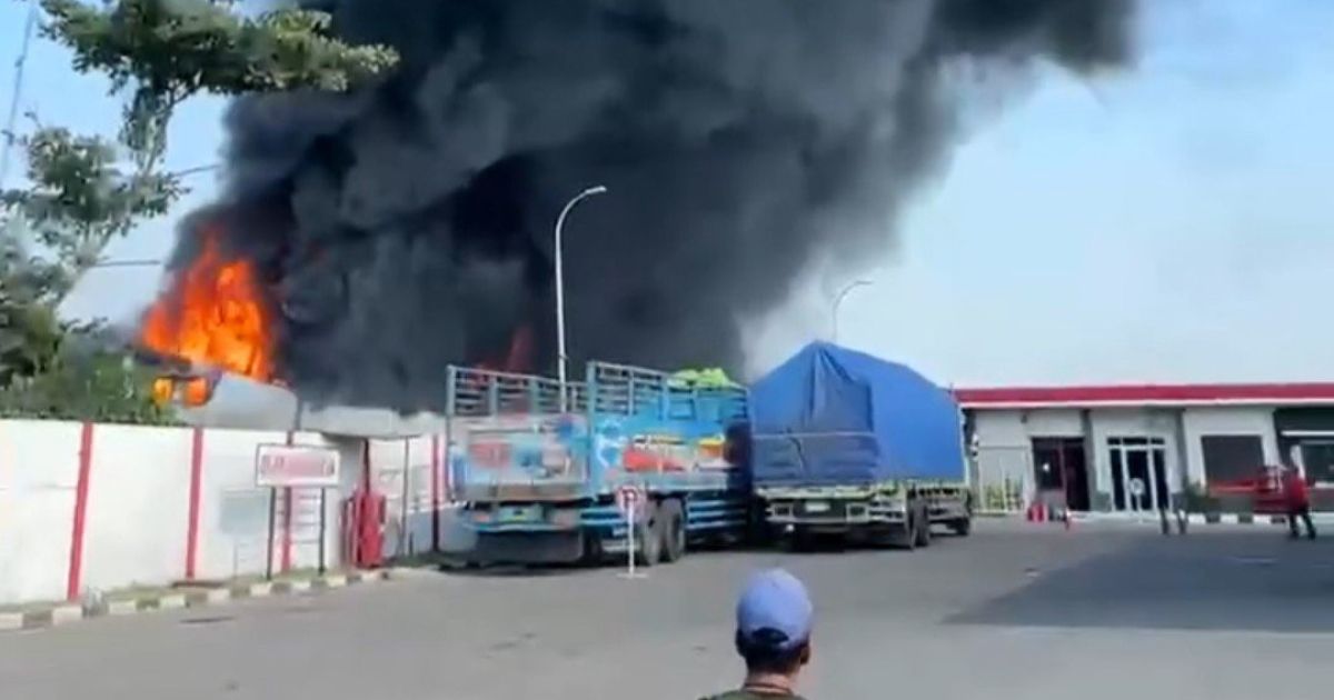Fire Engulfs Sandal Factory in Central Java's Karanganyar District