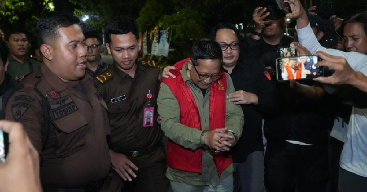 Former KBS CEO Choirul Anwar, a suspect in corruption of Surabaya Zoo funds, was arrested by the East Java High Prosecutor's Office 
(Photo/X/Lambe Saham)