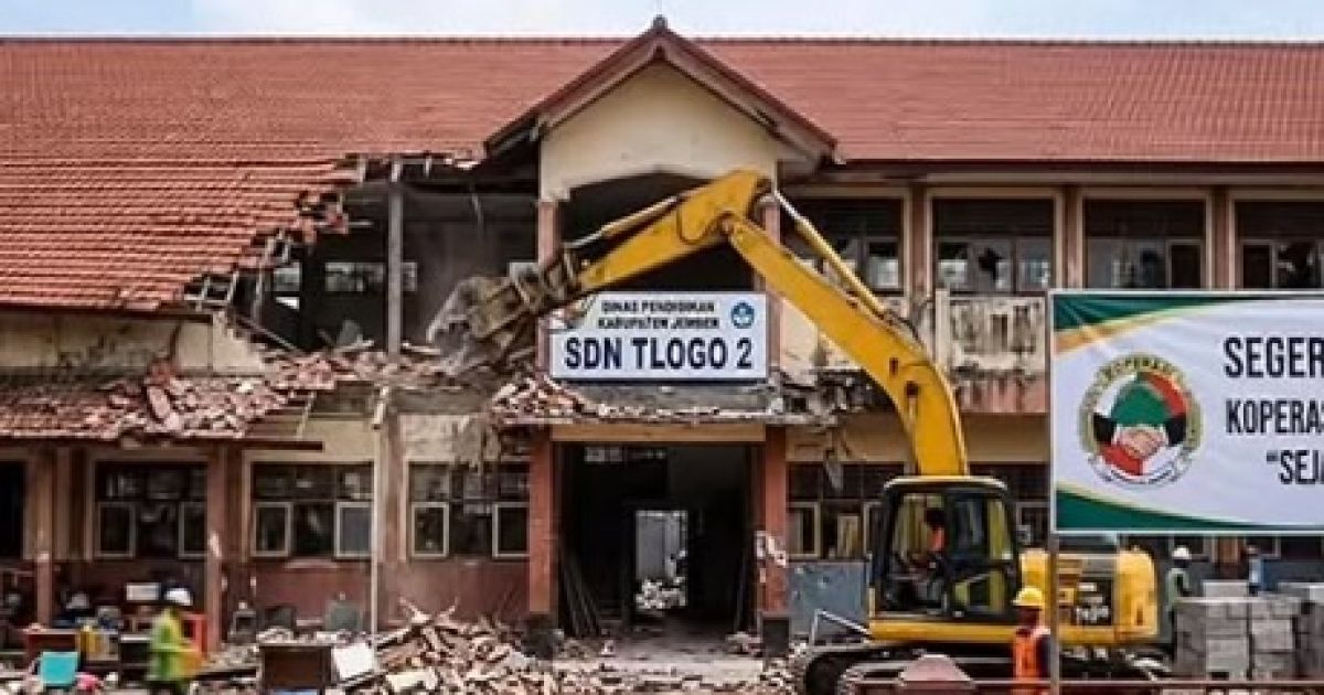 Tlogo 2 Elementary School in Blitar is demolished by an excavator, and the building will later be built for Red-White Village Cooperative
(Photo/X/netizenledger)