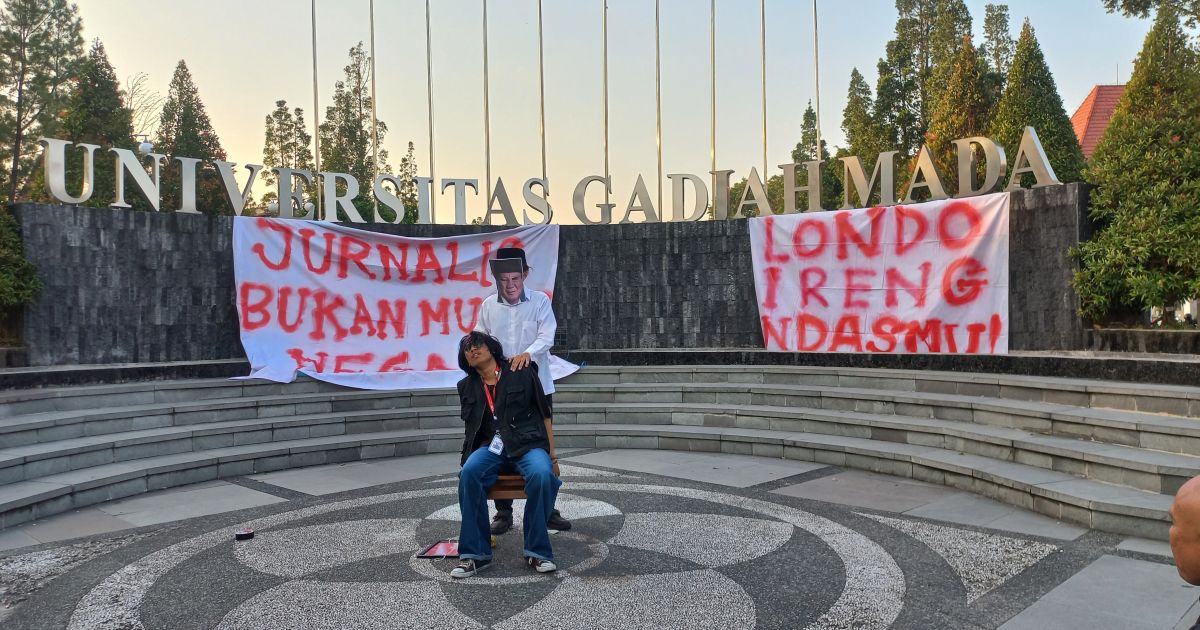 A group of journalists, student journalists and demonstrators gathered in front of Gajah Mada University Yogyakarta on Sunday, July 26, 2026 to protest President Prabowo Subianto's statement "Londo Ireng" to journalists.
(Photo/doc/Olivia Subandi)