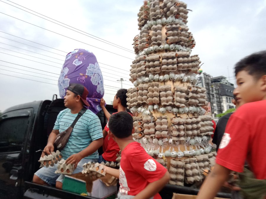 Christians in Indonesia Distribute Easter Eggs For Ramadan Iftar