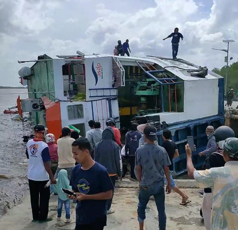 Mooring Lines Cut, 18 Injured on Passenger Ship Capsizes in Indonesia’s W. Kalimantan