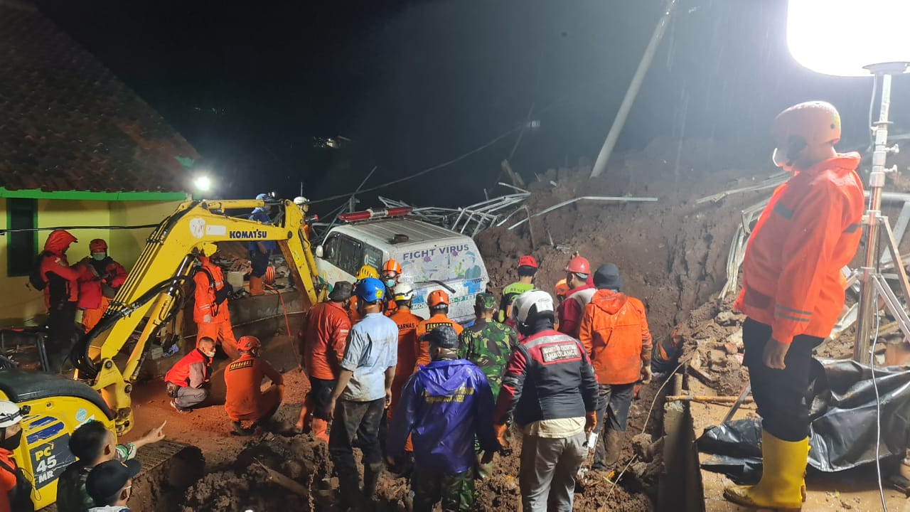 Landslides in Indonesia’s Sumedang Kill At Least 11 Incl. Rescuers