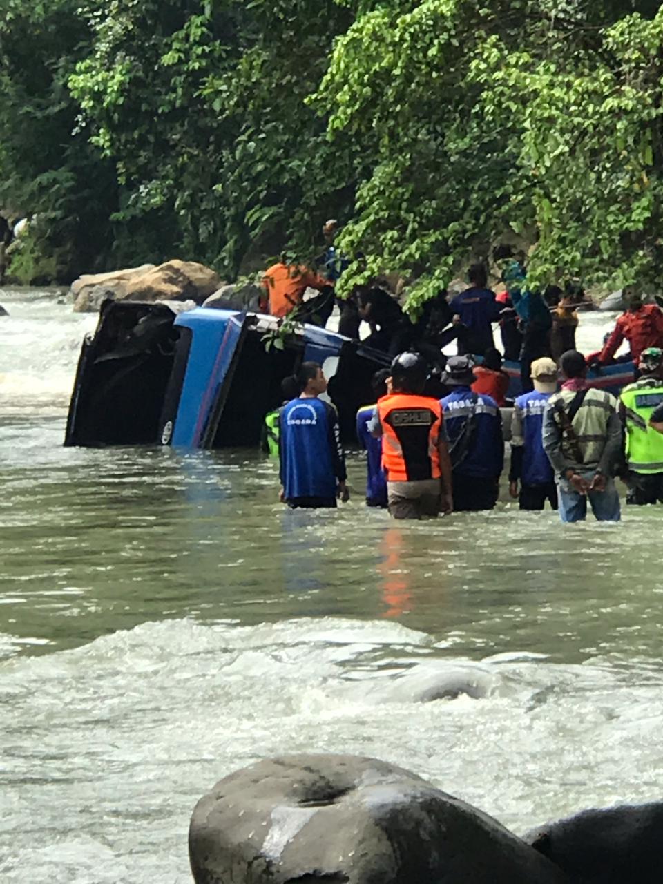 Passenger Bus Plunges to Ravine in Indonesia’s Sumatra Kills 25