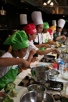 Jakarta Elementary School Students Get Introduced to Healthy Eating on World Chef’s Day